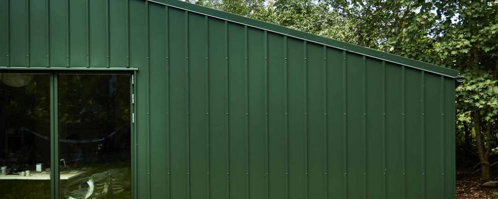 Grønne stålplader med særlige detaljer reference